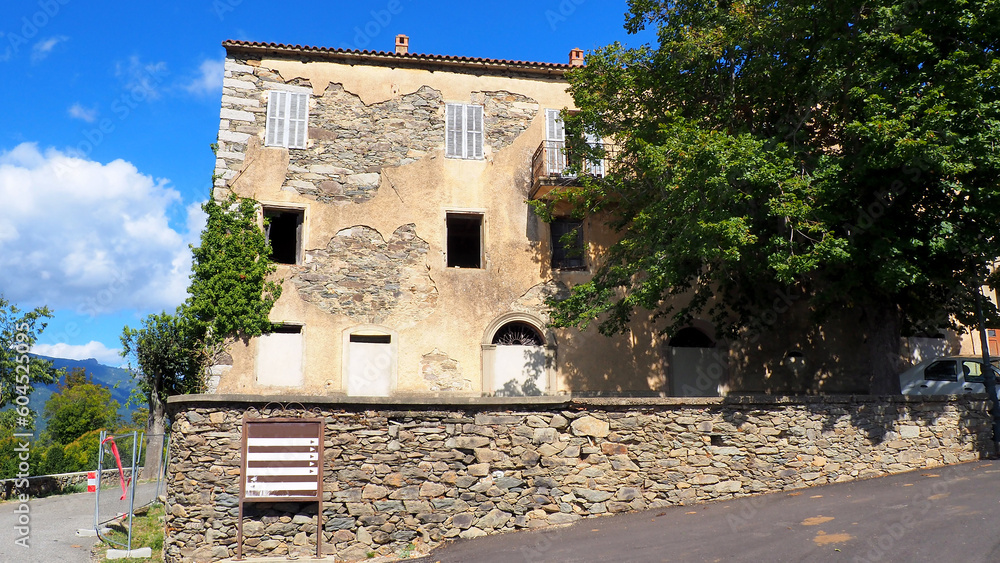 Différencier les biens sans maître, parcelles en état d'abandon, terres vaines et vagues