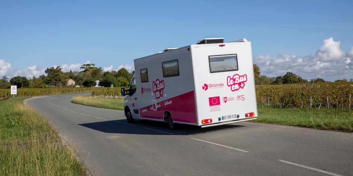 "Bus en +", un dispositif mobile de solidarité pour l'accès aux droits et aux soins en Gironde