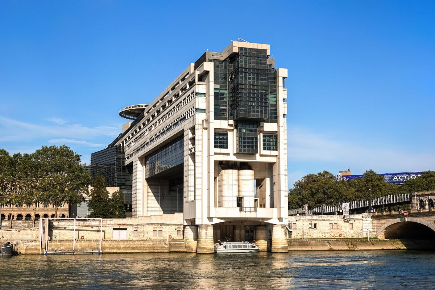 Comment est dirigée la politique de l'eau en France métropolitaine aujourd'hui ? 