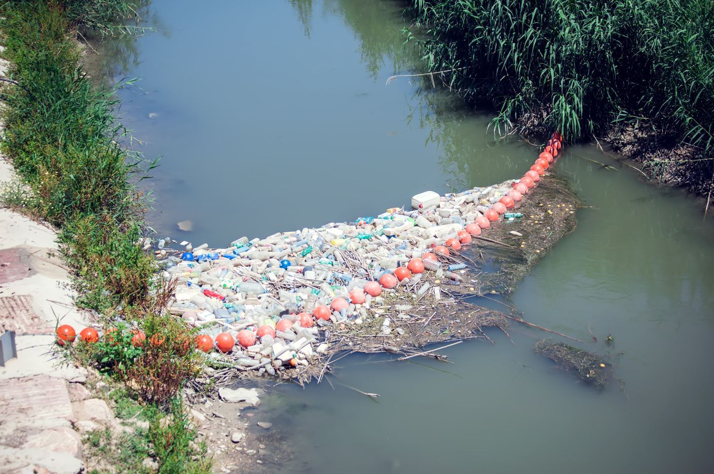 Agir pour la réduction des flux de déchets plastiques dans les cours d'eau 